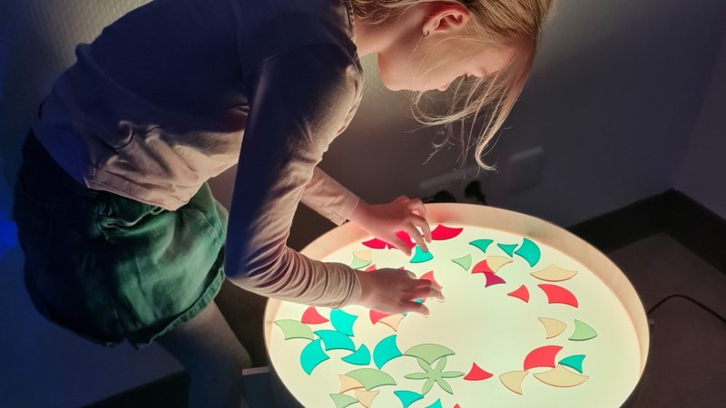 Mädchen an Lichtstation