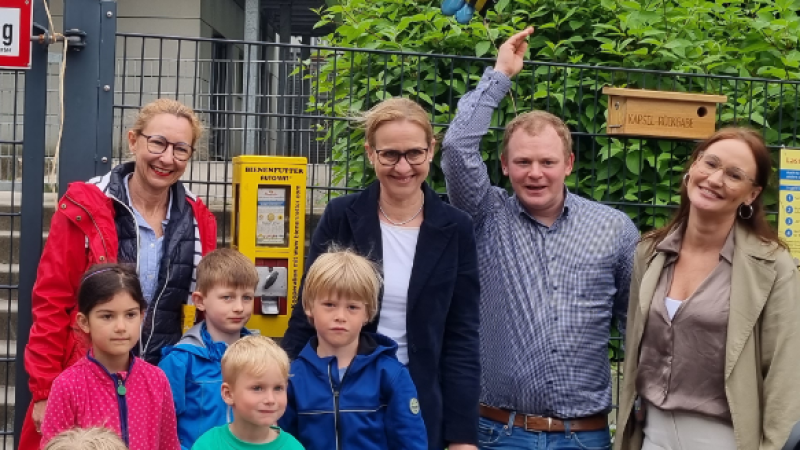 Bienenfutterautomat mit Kindern und Vertretern aus dem Kita-Team