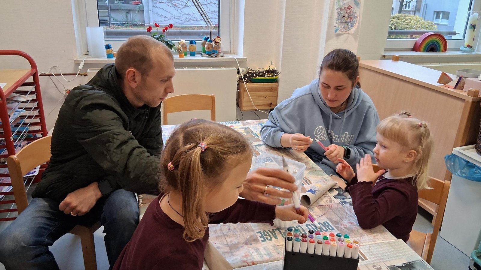 Eltern mit Kindern beim Basteln