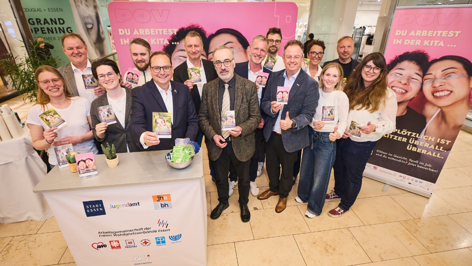 Mehrere Personen stehen vor der Kampagnen-Stellwand