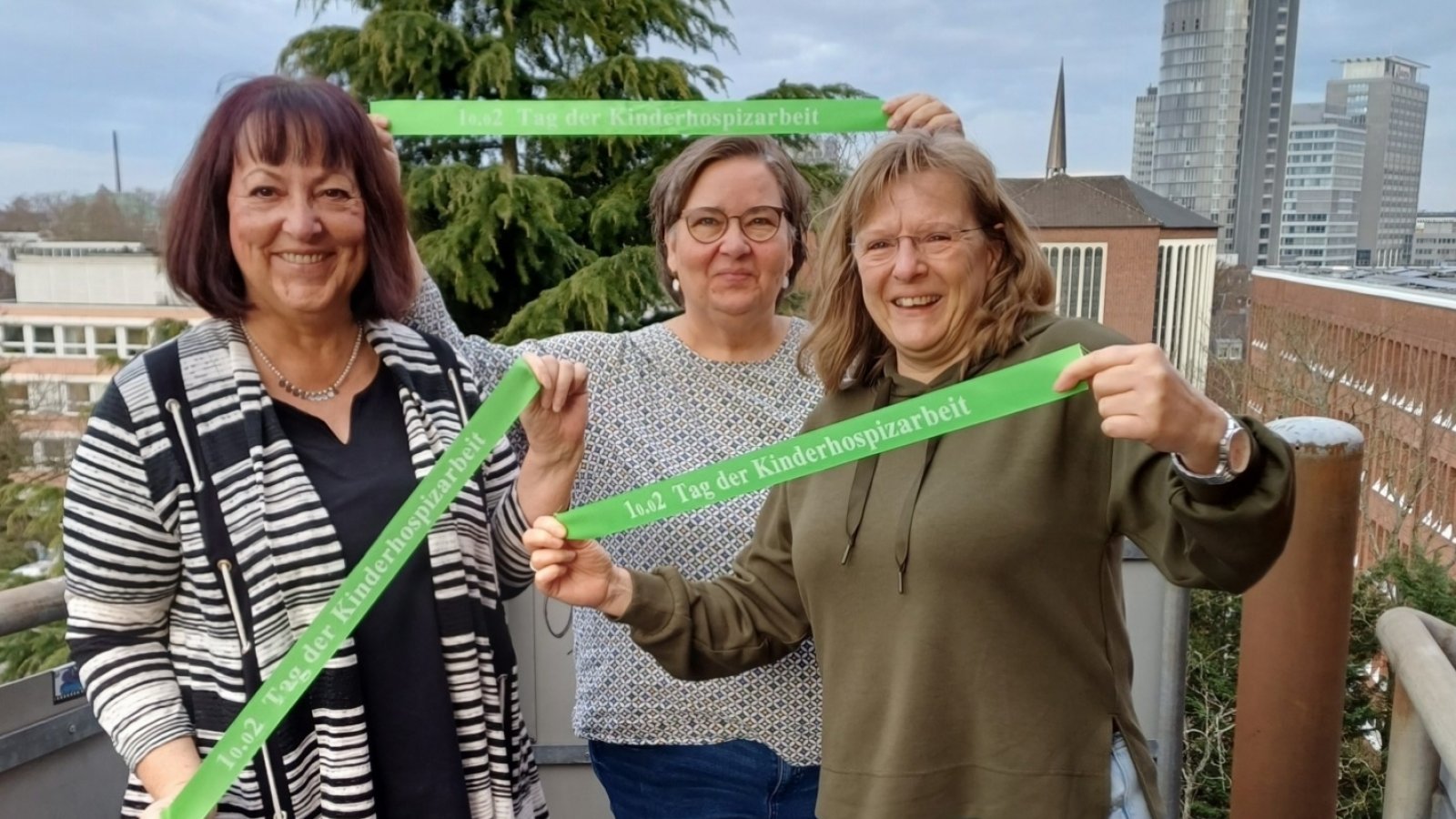 Frauen mit grünen Bändern zum Tag der Kinderhospizarbeit
