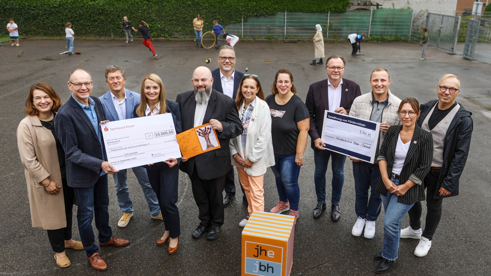Mehrere Personen stehen auf dem Schulhof