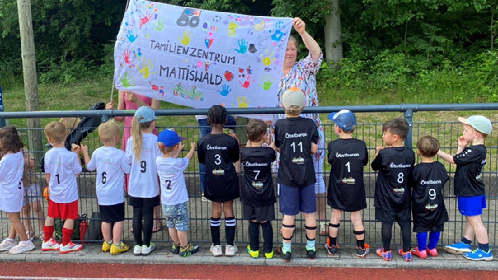 Kita-Fußballmannschaft mit dem Rücken zur Kamera