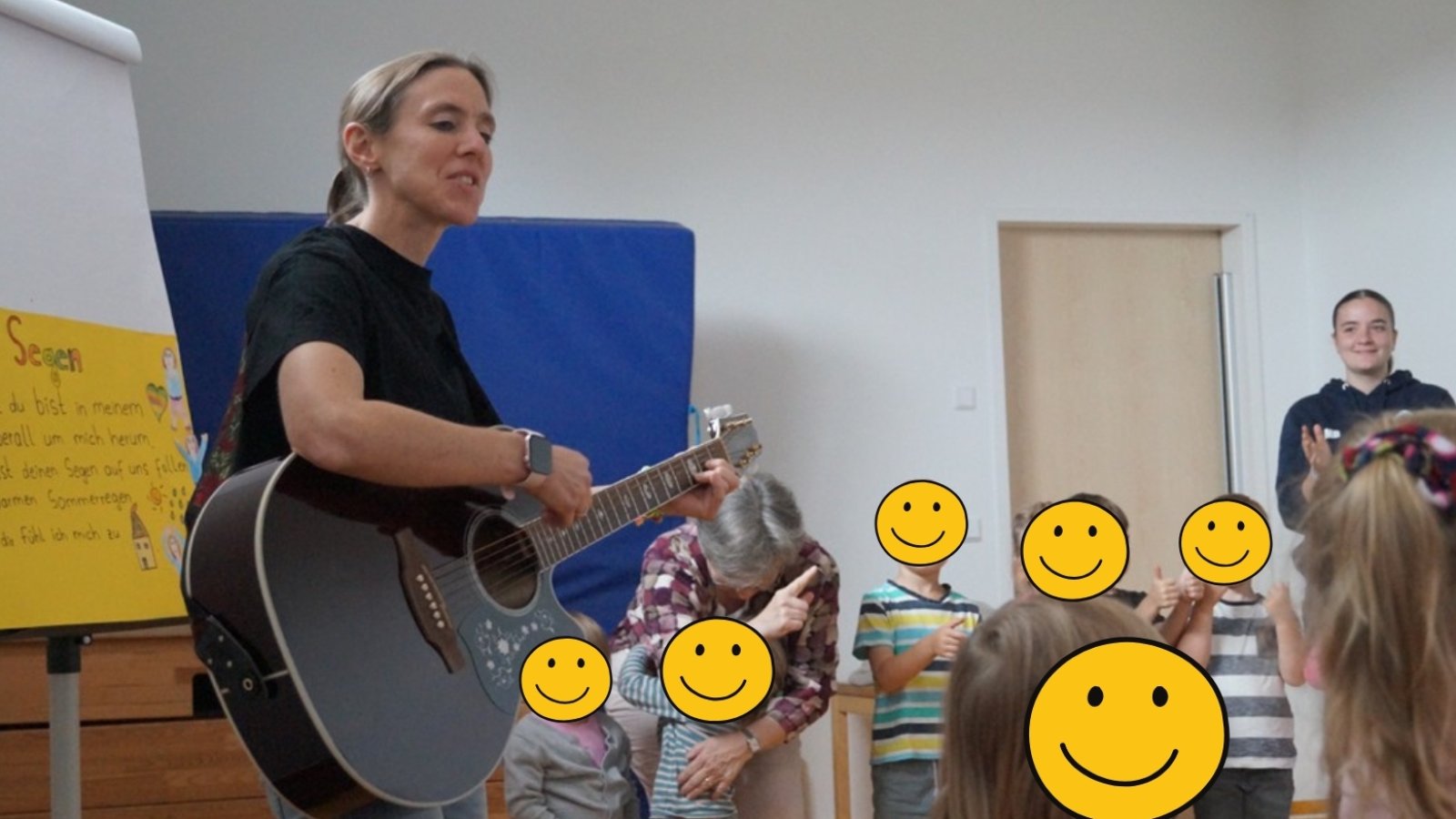 Kinder und Erzieherinnen beim