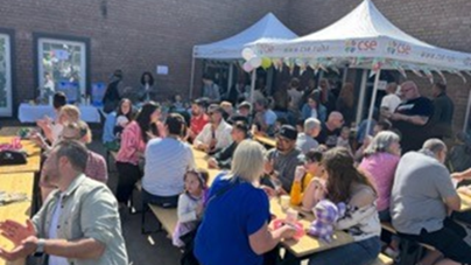 Sitzende Menschenmenge beim Familienfest