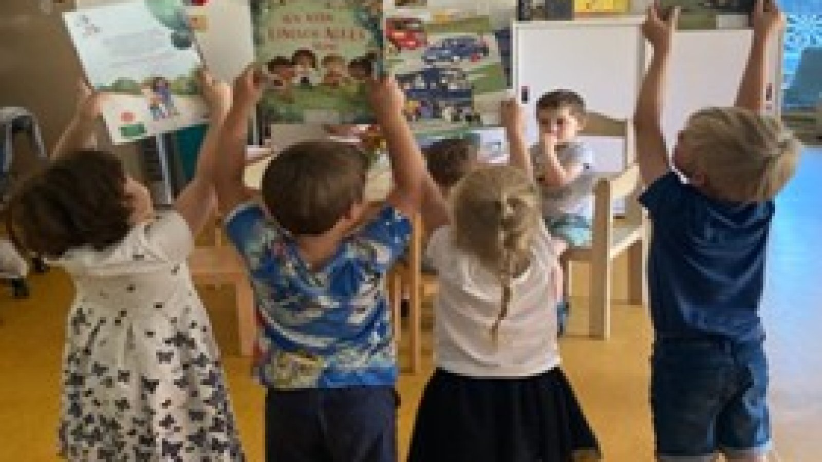 Kinder mit Büchern in der Hand