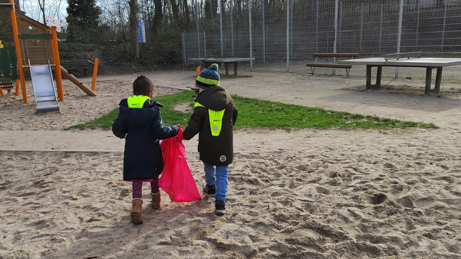 Kinder mit Müllsäcken