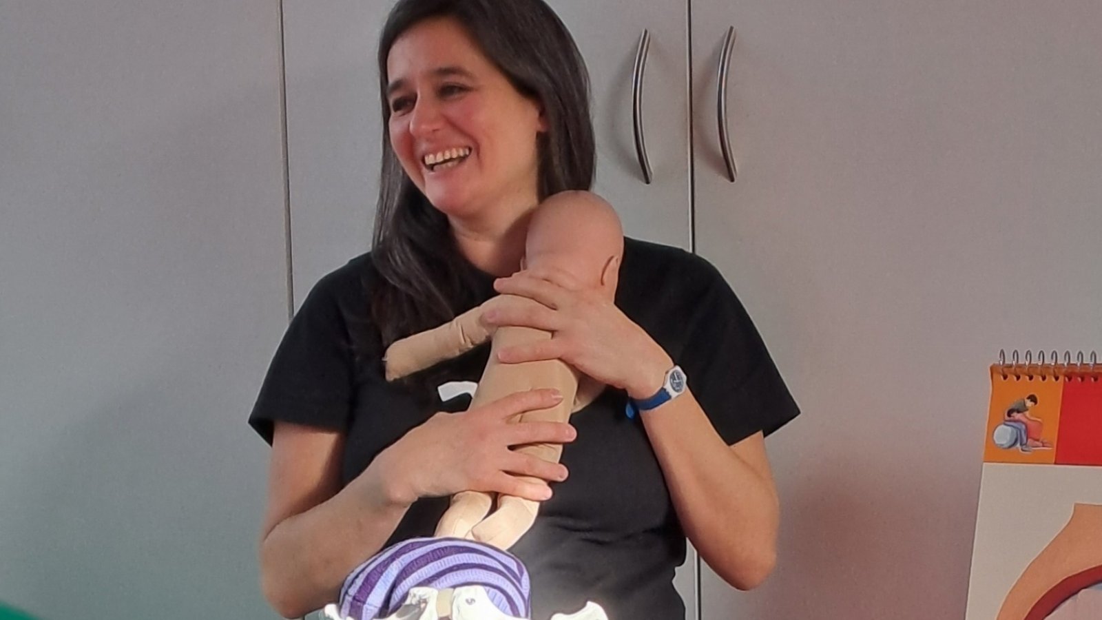 Familienhebamme Mira Meyer mit Puppe