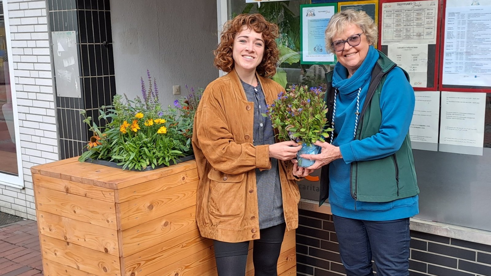 Jelena Maschke und Cornelia Brodersen vor einem Hochbeet des Pop up Parks
