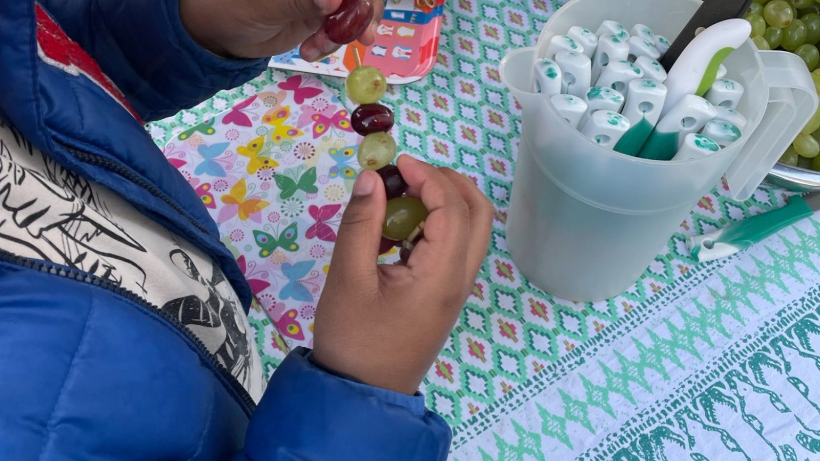 Kinderhände und gesundes Fingerfood