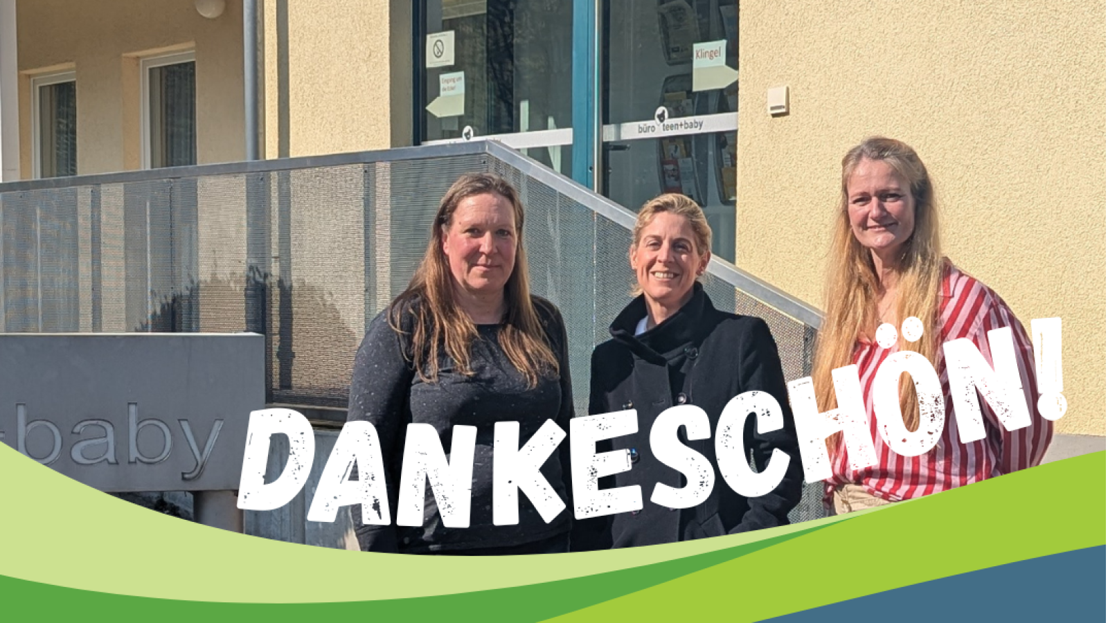 Drei Frauen stehen vor einem Haus. 