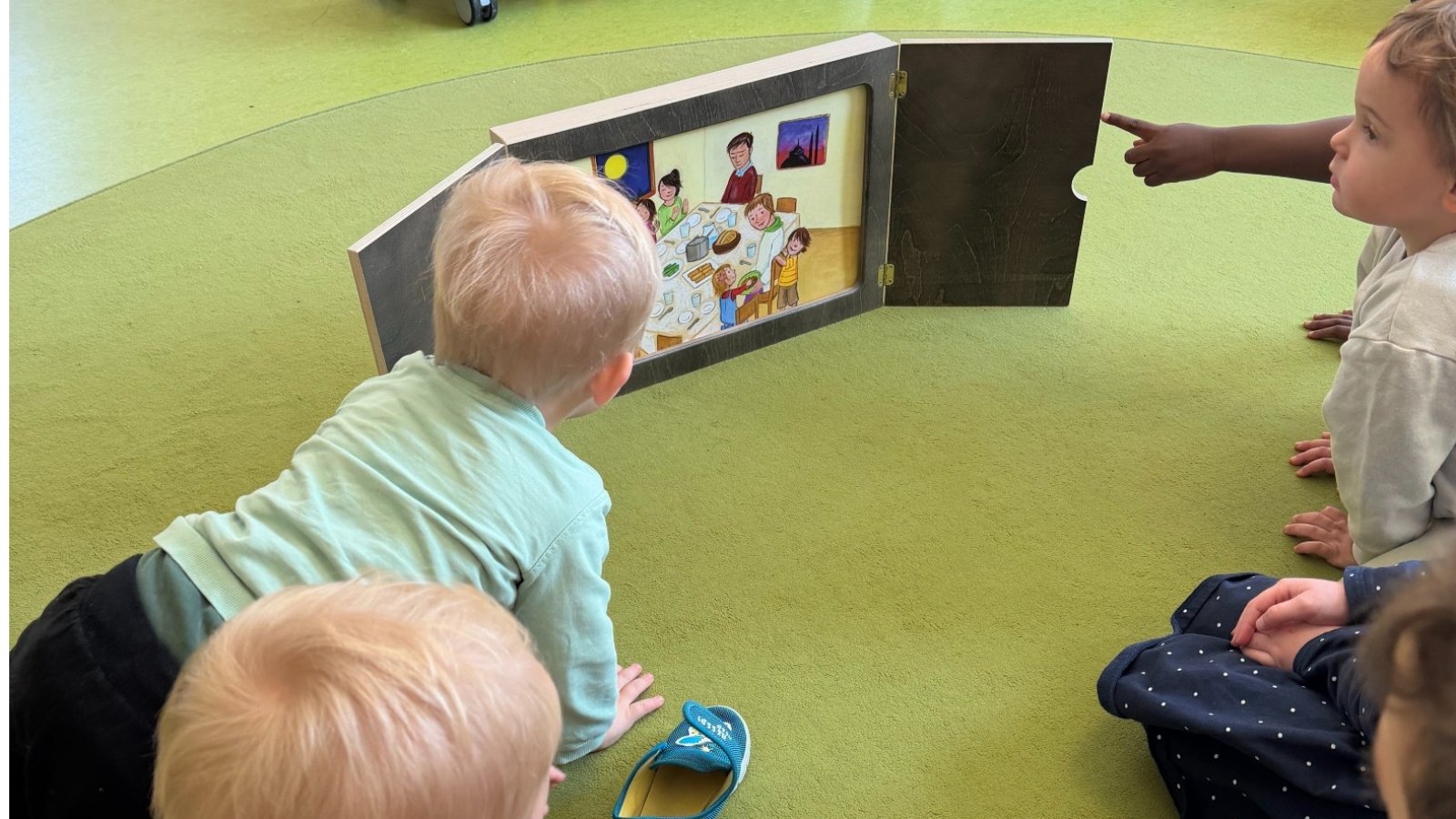 Kinder beim Blick ins Bilderbuch