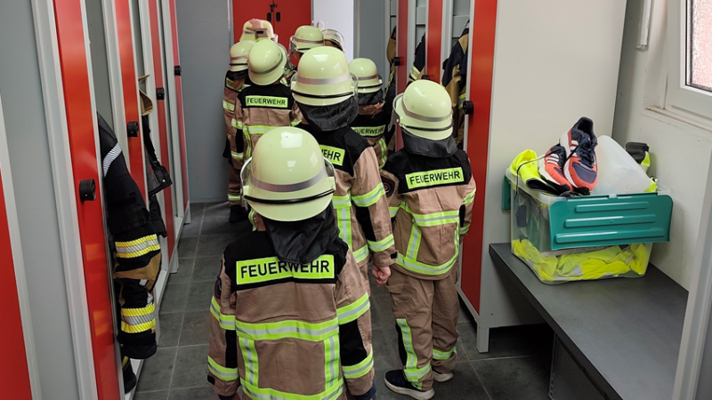 Motiv zum Thema: Familienzentrum Mattiswald zu Besuch bei der Feuerwehr