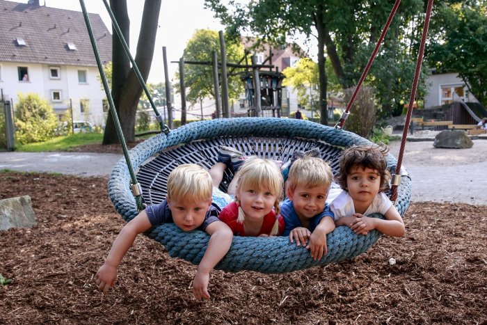 Kinder in Nestschaukel