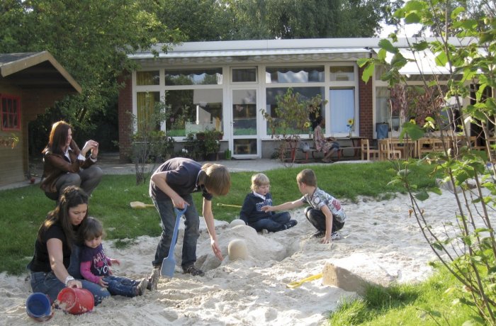Kinder beim Spielen im Sand
