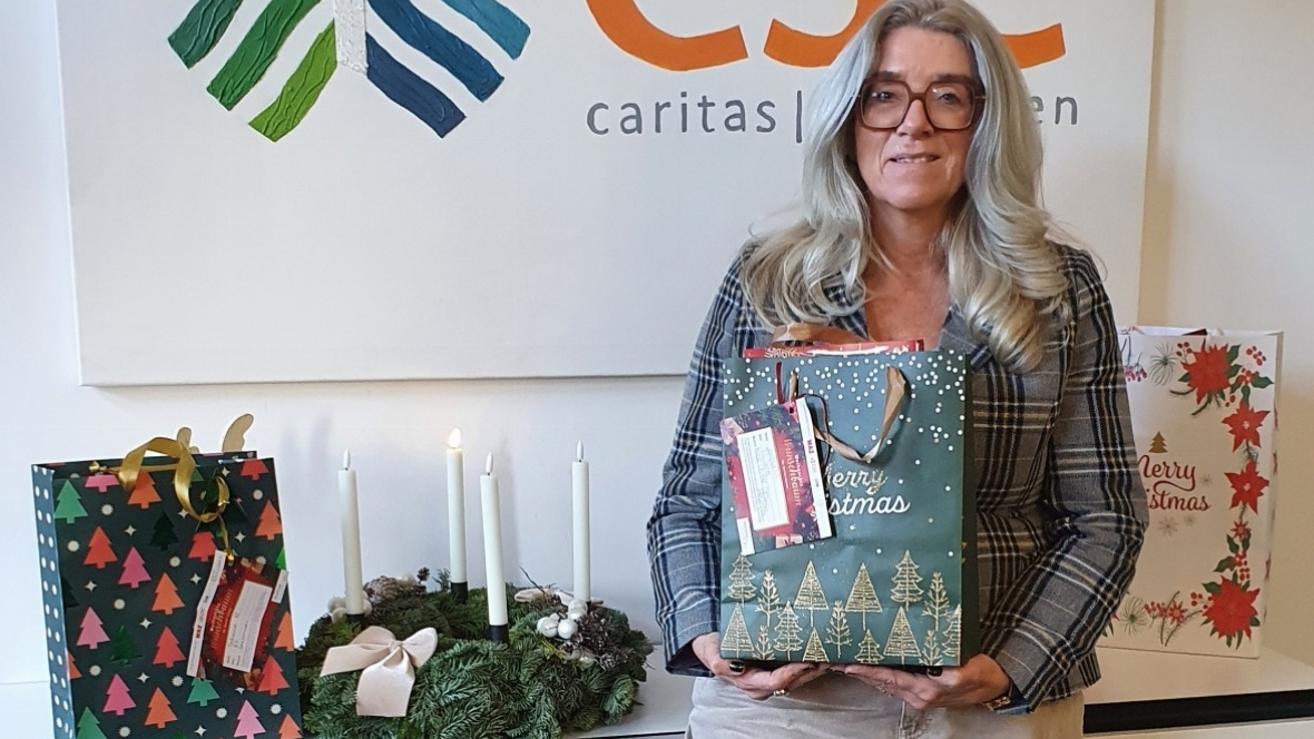 Daniela Lachnicht mit Geschenken