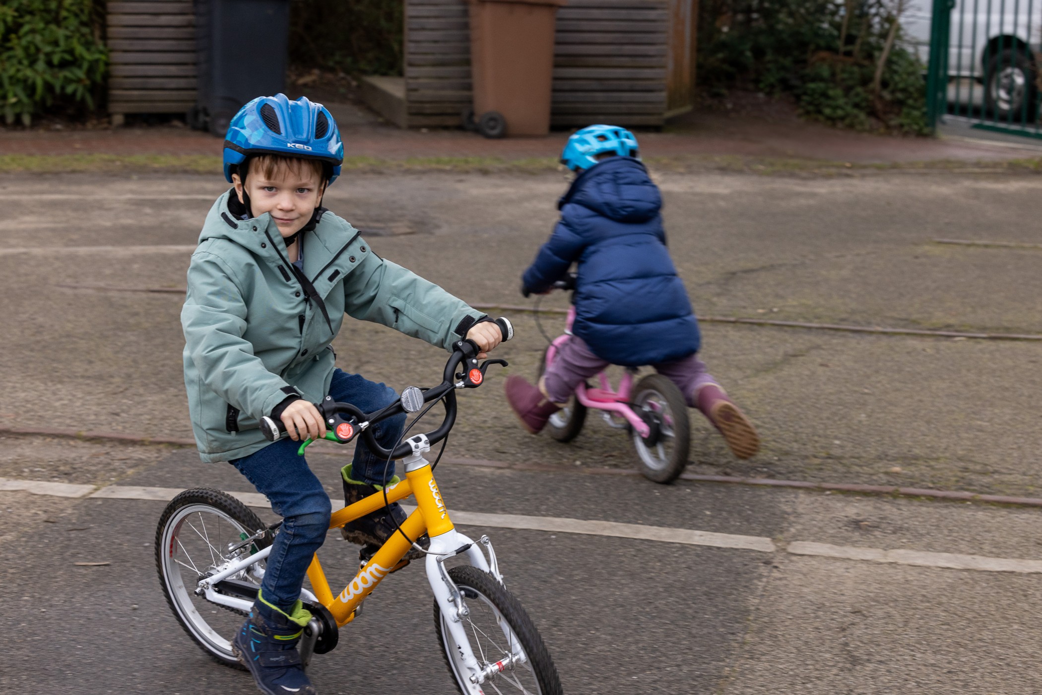 Kinder beim Fahrrad und Laufrad fahrenb