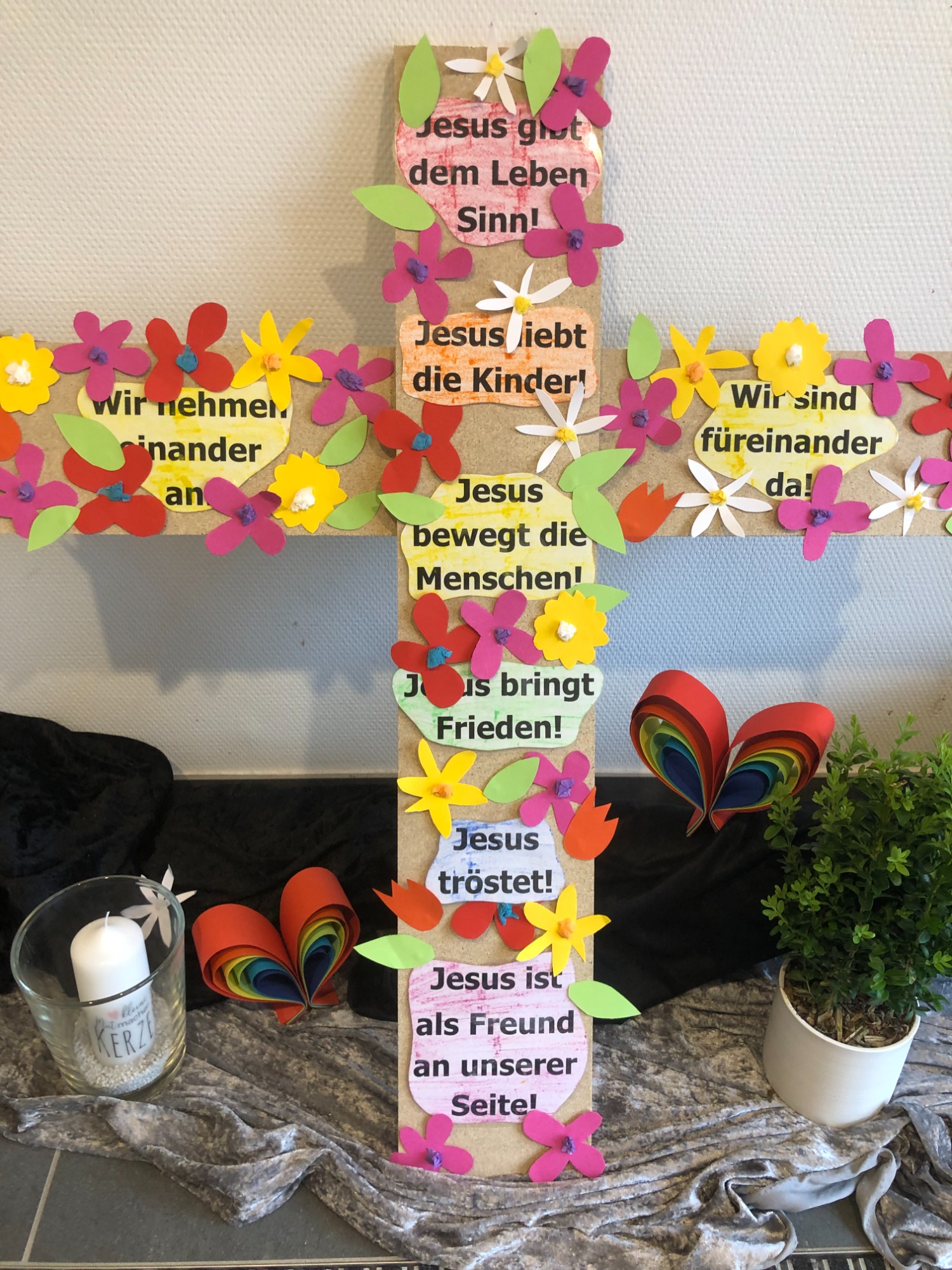 Jesuskreuz mit Wünschen der Kinder