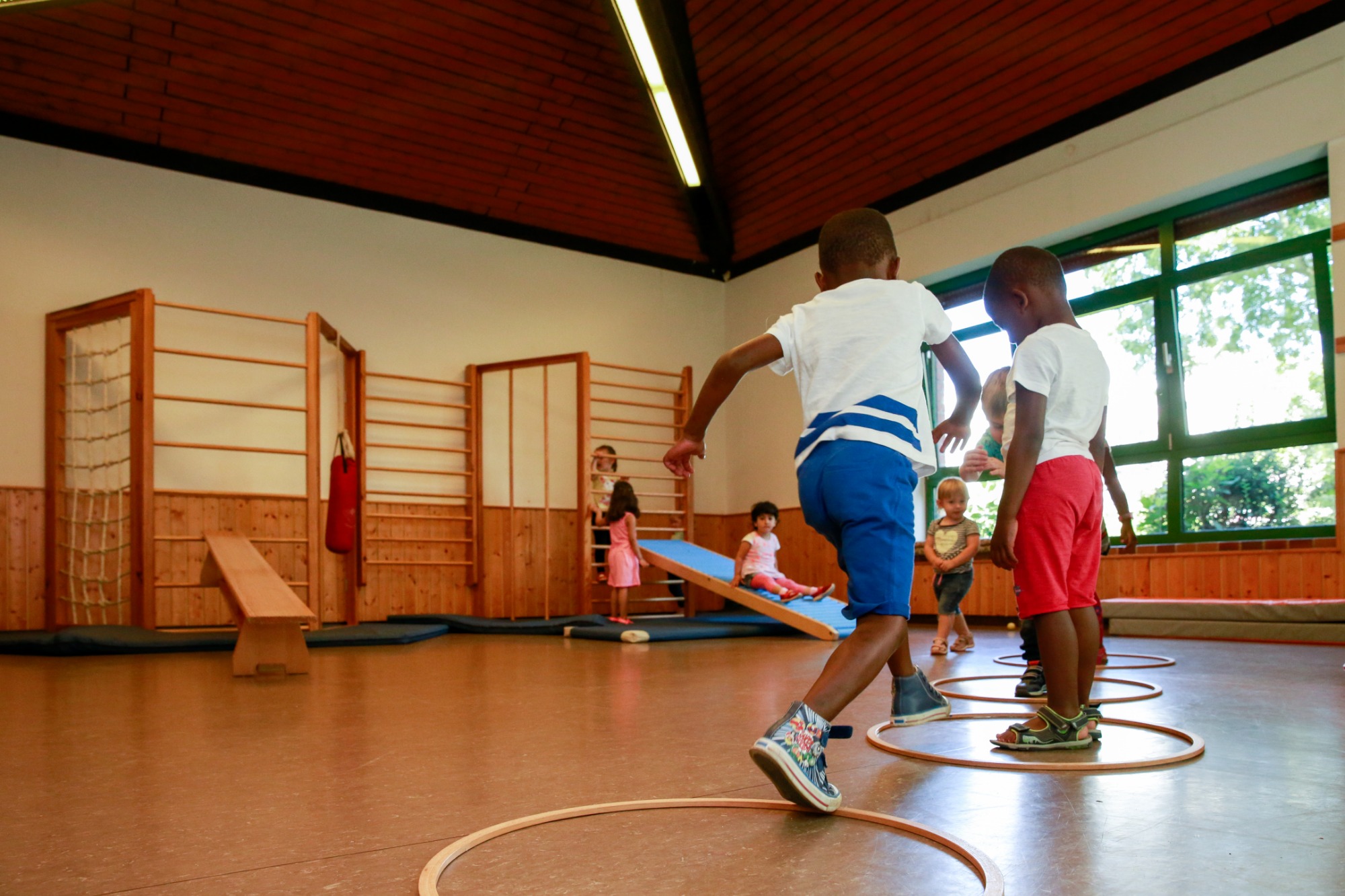 Kinder beim Spielen in der Turnhalle