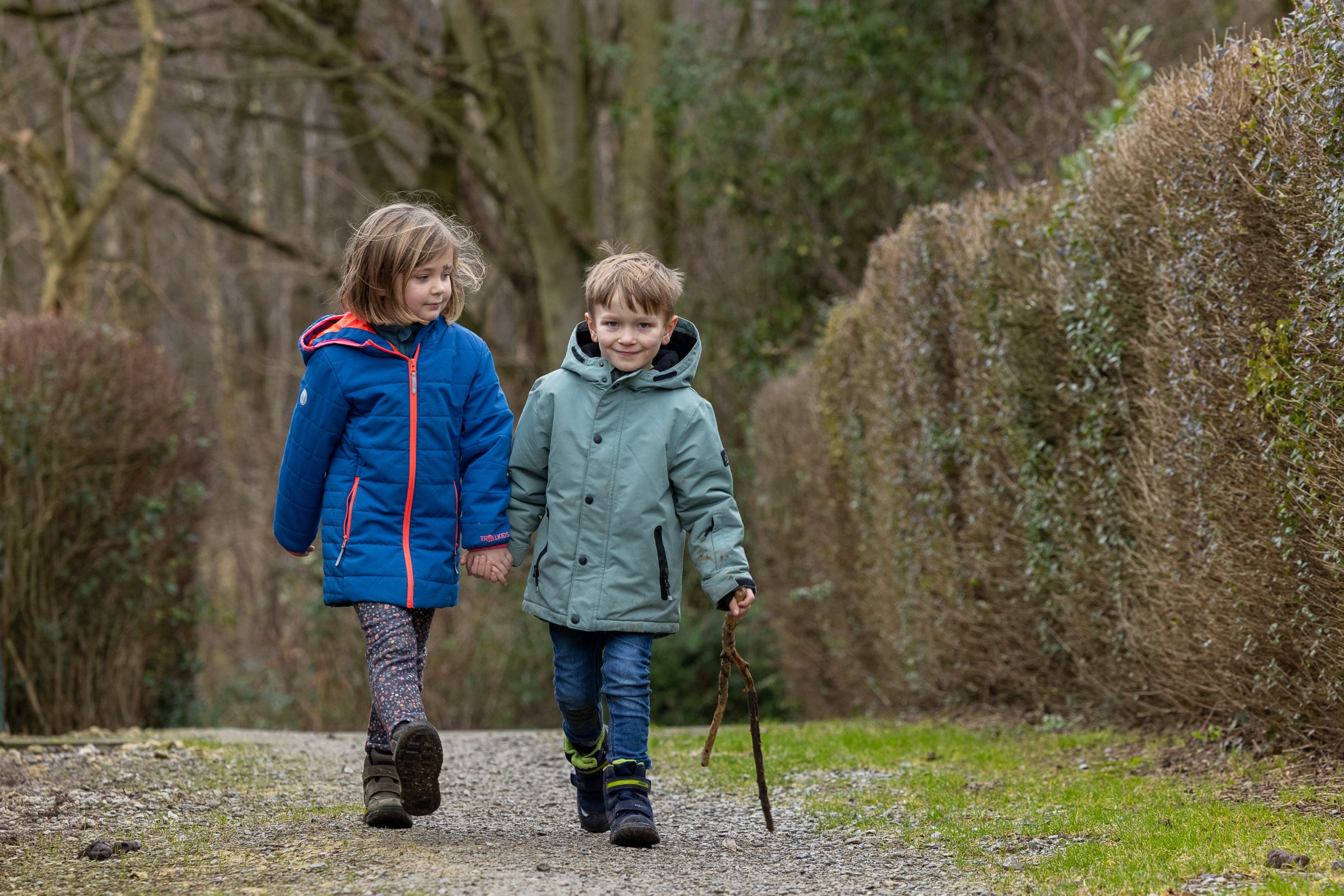 Mädchen und Junge im Wald