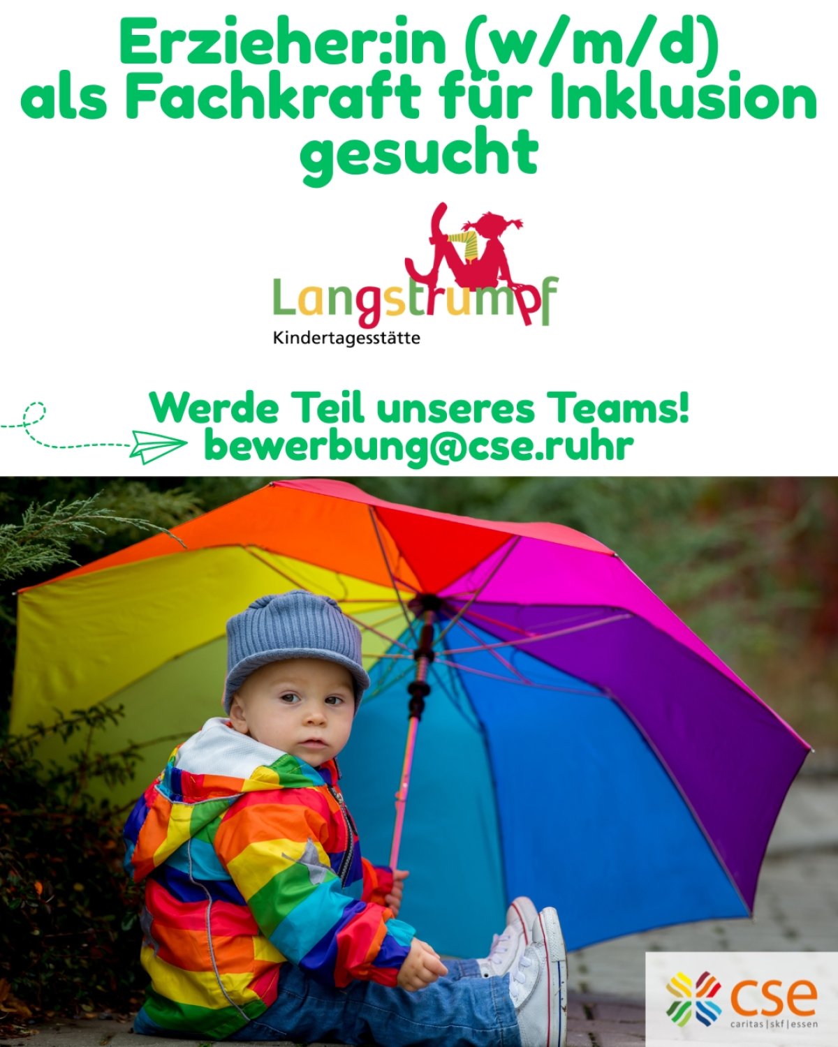 Kind unter Regenbogenregenschirm