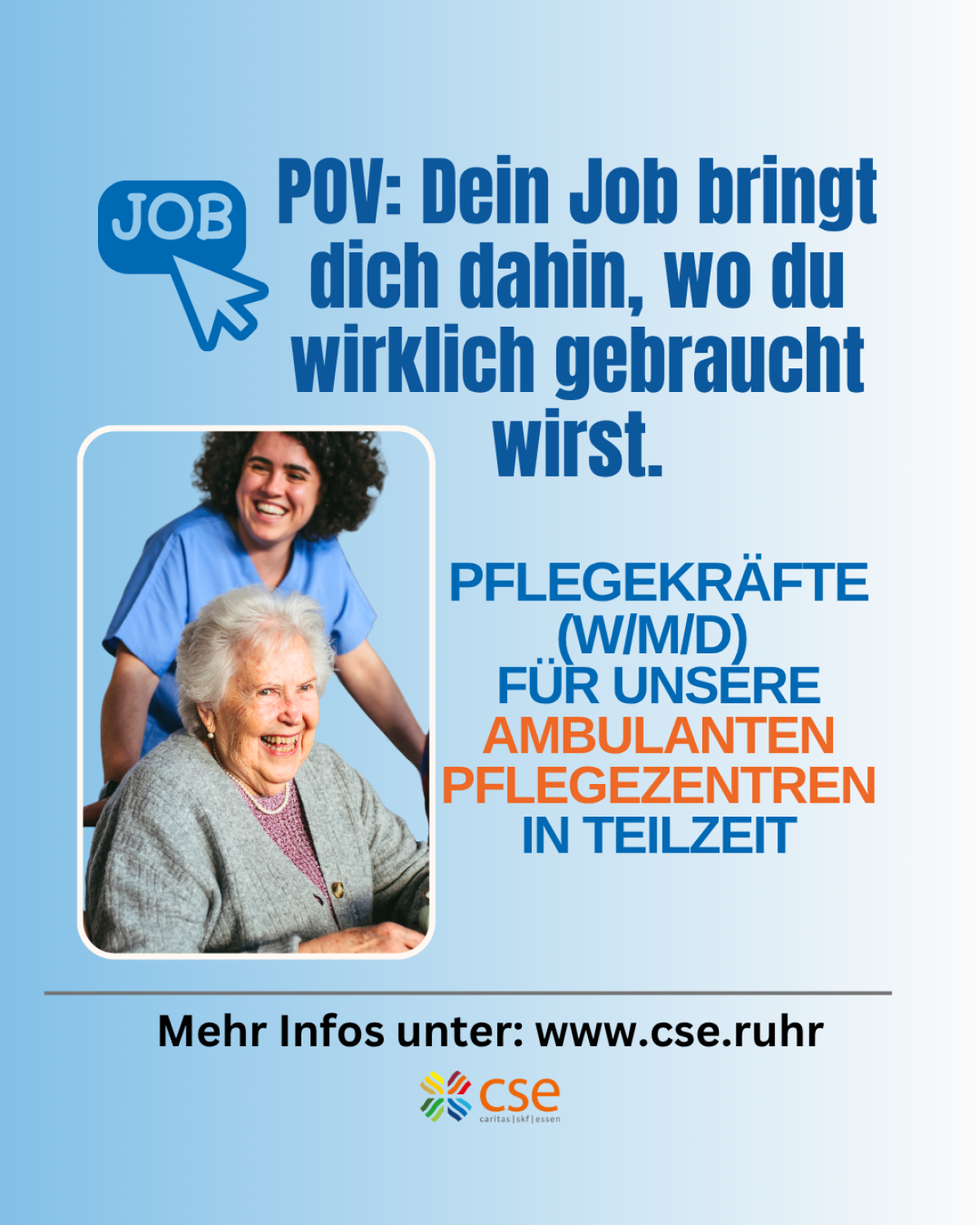 Eine Pflegekraft steht hinter einer sitzenden älteren Dame